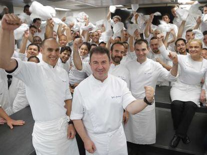 Martín Berasategui, en el centro, celebra junto a su equipo del restaurante de Lasarte-Oria sus 40 años como cocinero.