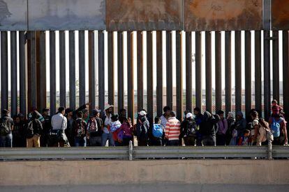 Cola de migrantes para pedir asilo en Estados Unidos en El Paso del Norte, Ciudad Juárez, el pasado 21 de abril.