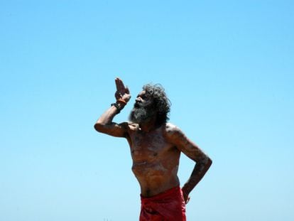 Un aborigen danza en el Parque Nacional Arakwal.
