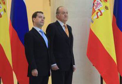 El rey de España(d) y el expresidente y actual primer ministro ruso, Dmitri Medvédev. EFE/Archivo
