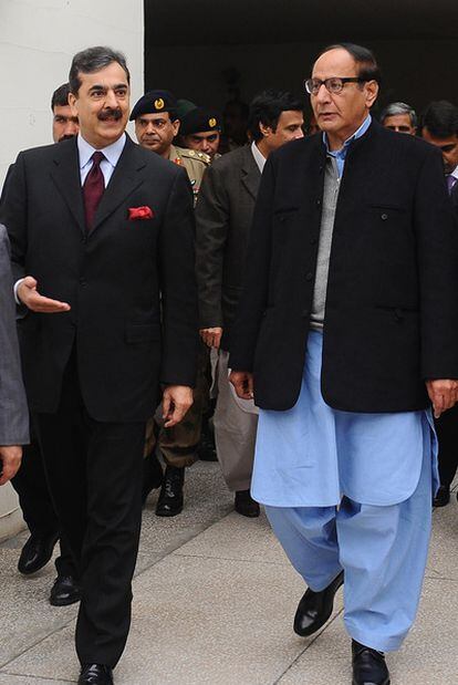 Gilani (izquierda) junto al líder opositor, Chaudhry Hussain.