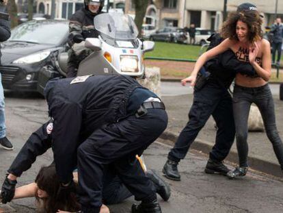 Dos activistas detenidas en Par&iacute;s tras el asalto al coche de Strauss-Kahn el pasado febrero.