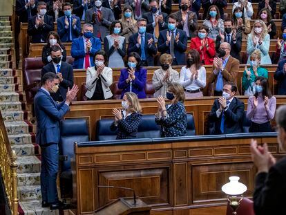 La bancada socialista aplaude a Pedro Sánchez en el Congreso de los Diputados.