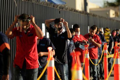 Empleados de una manufacturera de la industria automotriz en Ciudad Juárez, durante el primer día de la reapertura gradual de la economía.