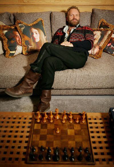 Sting, en el sofá de su casa en Londres, flanqueado por los cojines que llevan estampada la cara de sus hijos.