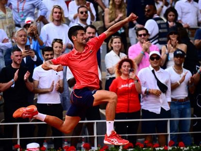 Novak Djokovic celebra tras ganar a Casper Ruud en la final de Roland Garros.