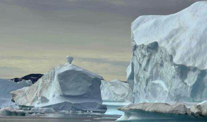 Foto cedida por Greenpeace que muestra el efecto del calentamiento en el glaciar Apusiaajik.