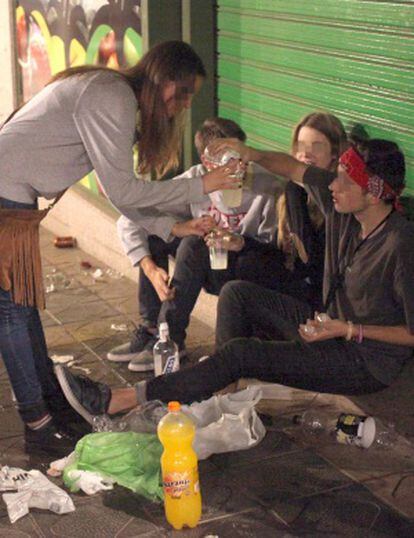 Cuatro jóvenes beben alcohol en la calle en Tarragona.