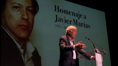 El escritor Eduardo Mendoza, durante su intervención en el homenaje a Javier Marías celebrado este viernes en el Círculo de Bellas Artes de Madrid.