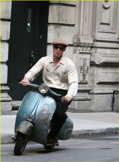 Durante el rodaje de la película 'El curioso caso de Benjamin Button' en la ciudad de Montreal, Brad Pitt descubrió los placeres de conducir un medio de transporte como la vespa. Igual que en una futura entrega de la saga 'Ocean’s Eleven' lo vemos corriendo por el Strip de Las Vegas sobre una scooter.
