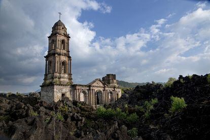La iglesia de San Juan de las Colchas (o San Juan Parangaricutiro) fue enterrada por la lava durante la erupción del volcán Paricutín en 1943.