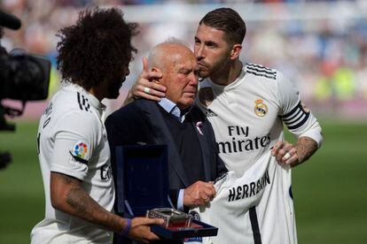 Marcelo y Sergio Ramos, con Agustín Herrerín, en el homenaje al delegado en octubre en el Bernabéu.