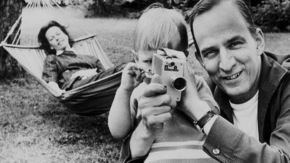 Ingmar Bergman, con su hijo Daniel y su esposa, la pianista Käbi Laretei, hacia 1966, en una imagen de 'Searching for Bergman'. En vídeo, tráiler del documental.