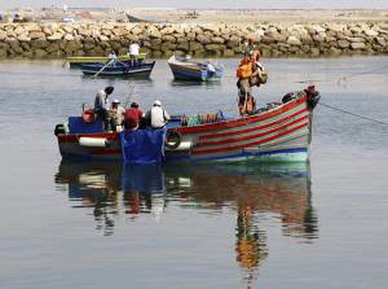 Varios pescadores marroquíes pescan en Rabat, el pasado septiembre. EFE/Archivo