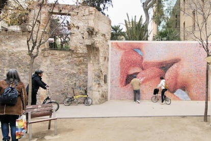 Mosaic 'El món neix en cada besada' (2014) a la plaça d'Isidre Nonell de Barcelona. Fet amb imatges del fotògraf Joan Fontcuberta i el ceramista Antoni Cumella.