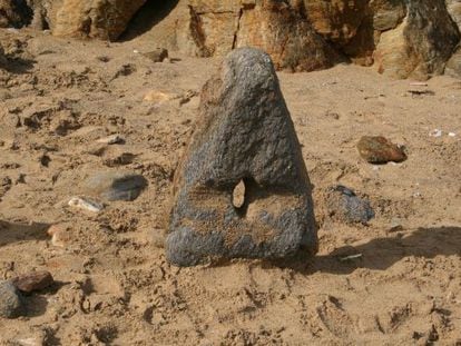 Ancla de 127 kilos hallada tras los temporales en la playa de San Rom&aacute;n.