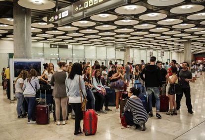 Pasajeros en la terminal T4 del Adolfo Su&aacute;rez Madrid-Barajas.