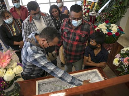 Familiares y amigos del periodista Armando Linares acuden a su funeral en Zitácuaro, Michoacán.