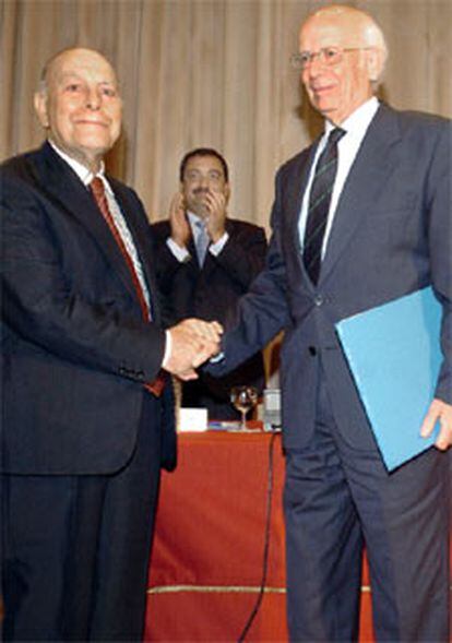 Lledó recibe el premio de manos de Eulalio Ferrer, patrocinador del galardón.