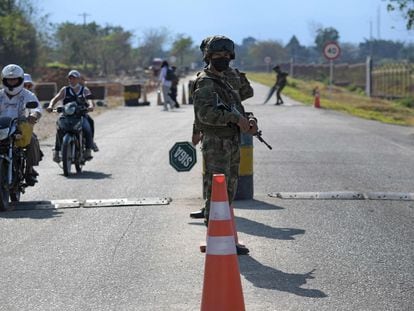 Soldados colombianos en un retén en el municipio de Tame (Arauca), en la frontera con Venezuela, donde han habido 86 asesinatos este año.