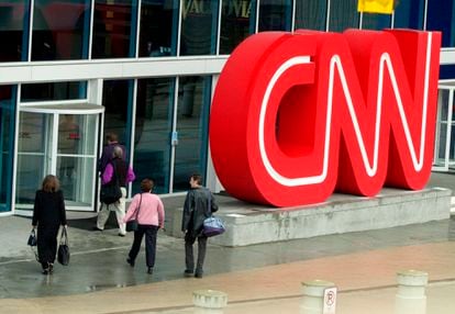 Un grupo de personas entra en la sede de la CNN en Atlanta, en una imagen de archivo.