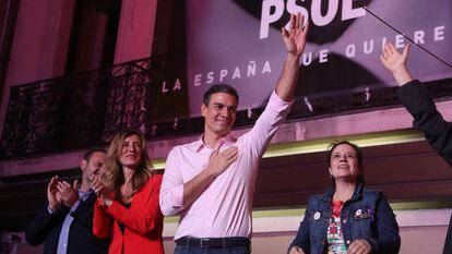 Elecciones Generales 28A: Intervención del presidente del Gobierno, Pedro Sánchez, en el exterior de la sede de la calle Ferraz de Madrid.