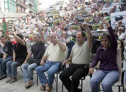 Oloren Arkotza y Unai Urruzuno, ex alcalde de EH y cabeza de lista de ANV (tercero y segundo por la derecha), junto a otros simpatizantes de la lista anulada en Ondarroa.