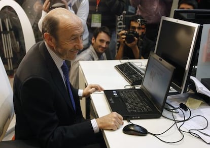 Alfredo Pérez Rubalcaba en el encuentro con internautas a través de una twitterentrevista, realizada desde la sede del partido en Madrid.