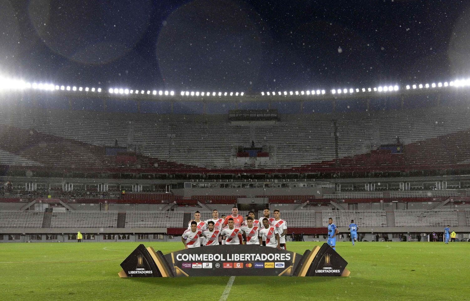 Los jugadores de River antes del partido ante Binacional de la Copa Libertadores, que se disputó el miércoles en el Monumental a puerta cerrada.