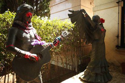 Estado de las estatuas de Lola y Antonio Flores tras ser atacadas con pintura.