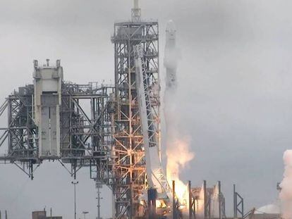 El SpaceX Falcon 9 en el momento de su despegue. AP