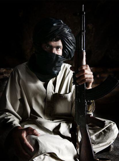 Un jefe talibán, armado con su Kaláshnikov en una cueva.