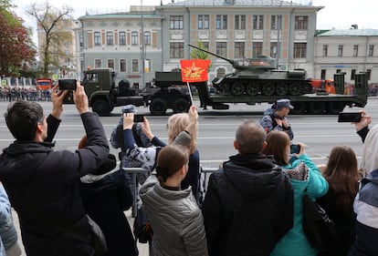 Un tanque T-34, considerado una de las armas decisivas en la victoria soviética sobre los nazis, es  vitoreado durante el desfile. 