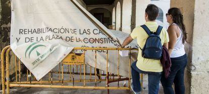 Dos vecinos de Almer&iacute;a, en una zona con obras de rehabilitaci&oacute;n.