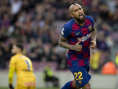 Arturo Vidal celebra su gol contra el Alavés en el Camp Nou.