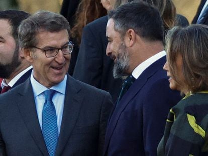 El líder del PP, Alberto Nuñez Feijóo, conversa con el presidente de Vox, Santiago Abascal, en el desfile del día de la Fiesta Nacional, en octubre de 2022.