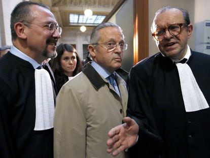 Guy Wildenstein, en el centro, junto a sus abogados Herve Temime (drcha) y Eric Dezeuze (izqda), el 4 de enero en el juzgado de Par&iacute;s.