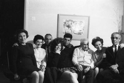 La familia de Amos Gitai entre 1968 y 1969. El cineasta es el joven del centro; sus padres, la pareja de la derecha.