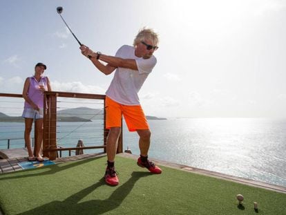 Richard Branson juega con una bola ecológica.