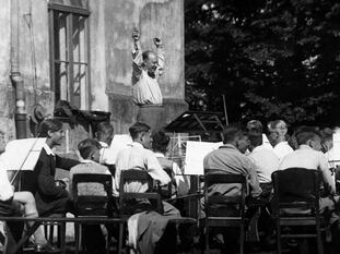 Paul Hindemith durante un ensayo en Plön (Alemania) en 1932.