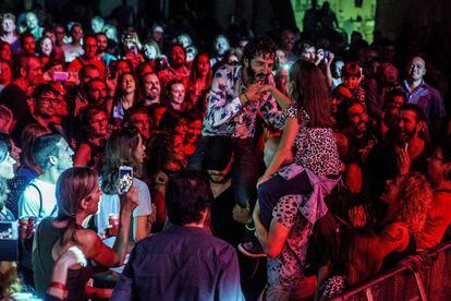 Marc Ros, vocal de Sidonie, cantando a horcajadas sobre un ayudante en medio del público.