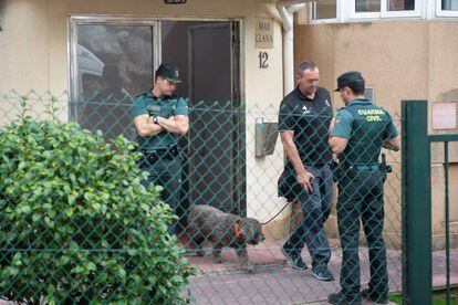 Agentes de la Guardia Civil registran la vivienda de Castro Urdiales (Cantabria) donde vivía la mujer detenida, en octubre de 2019.