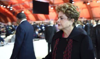 La presidenta de Brasil, Dilma Rousseff, a su llegada a la sesión plenaria de la cumbre sobre cambio climático COP21 en París, el martes.
