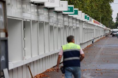 A worker during the assembly of the booths for the Madrid Book Fair, on September 1.