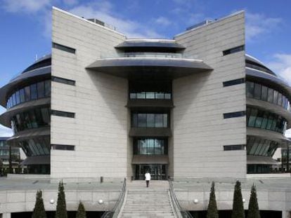 Un edificio de la Ciudad Financiera del Banco Santander en Boadilla del Monte (Madrid)