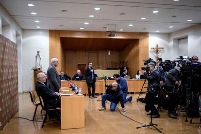 El obispo Jose Ornelas, de pie, en la conferencia de prensa del 3 de marzo en Fátima (Portugal) para informar de la respuesta de la Iglesia al informe sobre abusos sexuales. 