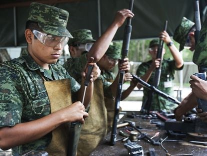 En una fotografía de agosto de 2010, soldados del Ejército Mexicano desarman rifles decomisados a narcotraficantes en el Campo Militar No. 1, en Ciudad de México.
