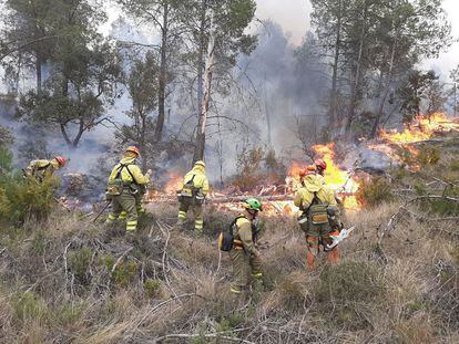 Una veintena de bomberos murcianos trabajan en el incendio forestal que desde el jueves afecta al interior de la provincia de Castellón.