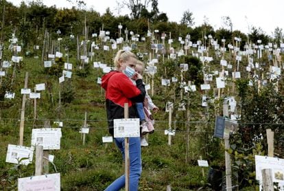 Una mujer y su hija visitan un memorial para las víctimas del coronavirus a las afueras de Bogotá, Colombia