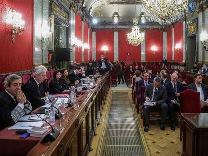 La Sala de lo Penal del Tribunal Supremo, durante el juicio al proceso que juzga a los líderes independentistas catalanes (banquillo de la derecha). A la izquierda, las acusaciones. 